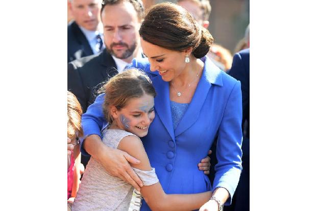 ...geholfen und Catherine bewies schnell, wie sehr sie die Kleinen liebt: ohne Berührungsängste nahm sie die Kinder in den A...