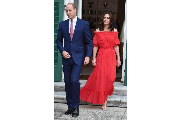 ...wurde am Abend noch verstärkt, als beide vom britischen Botschafter in die Residenz zur Nachfeier von Königin Elizabeths ...