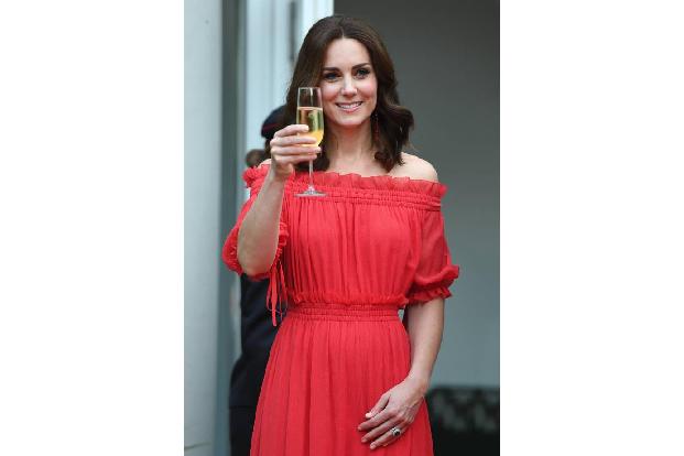 ...natürlich war es wieder Kate, die in ihrem schulterfreien roten Abendkleid die volle Aufmerksamkeit auf sich zog. Bei so ...