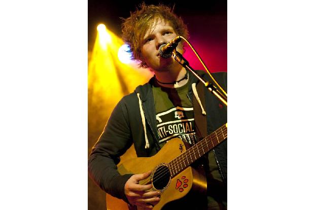 ...tingelte der Brite mit seiner Gitarre durchs ganze Land und spielte, wo er nur konnte. Dabei hatte er nicht mal ein Dach ...