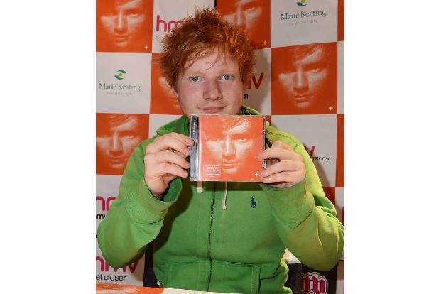 ...Debütalbum '+' kündigte seine Vorliebe für mathematische Zeichen an: 2014 folgte 'x', am 3. März dieses Jahres dann '÷'. ...