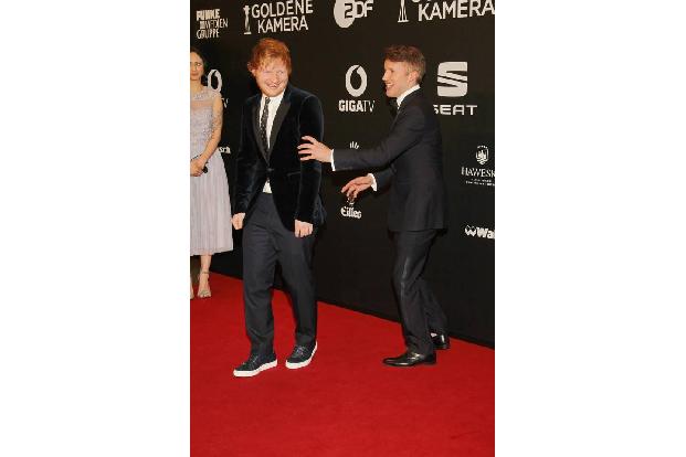 ...Schmusesänger James Blunt gehört zu seinen Kumpels, wie man bei der 'Goldenen Kamera' Anfang März in Hamburg unschwer erk...