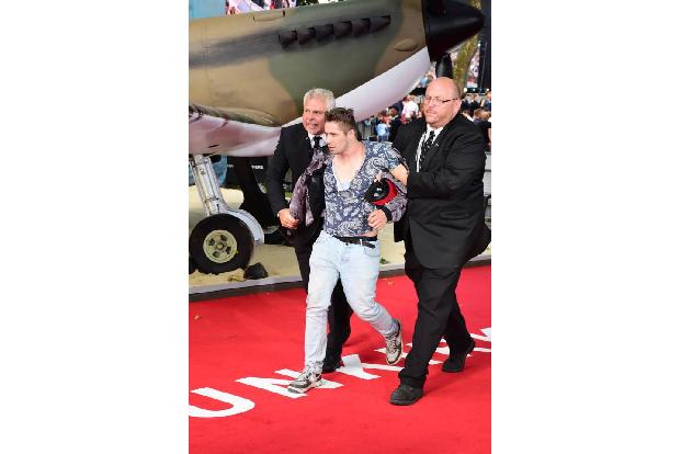 ...das war nicht einfach nur Popstar-Gehabe, sondern hatte einen triftigen Grund: Ein Mann stürmte auf den roten Teppich, al...