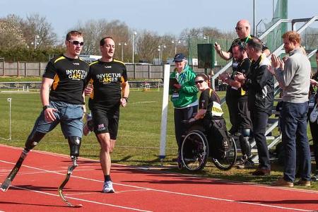 ...konnte sich die britische Mannschaft der Invictus Games Toronto 2017 über die Anwesenheit des volksnahen Prinzen freuen, ...