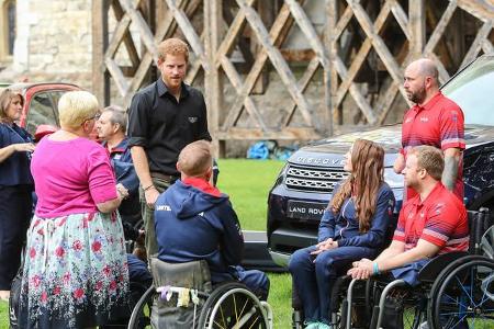 ...die Sorgen, Probleme und Geschichten der Sportler mit Handicap an. Die Nummer fünf der britischen Thronfolge will eben wi...