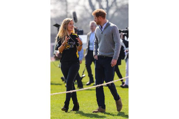 ...die Damenwelt wird von Prinz Harry umgarnt. Natürlich ohne irgendwelche Hintergedanken - Meghan Markle hat sein Herz fest...