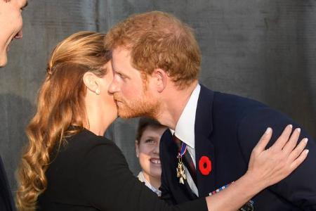 ...kam dem Rotschopf dabei besonders nah - Sophie Trudeau, die Ehefrau des kanadischen Premierministers. Was wohl Harry Lieb...