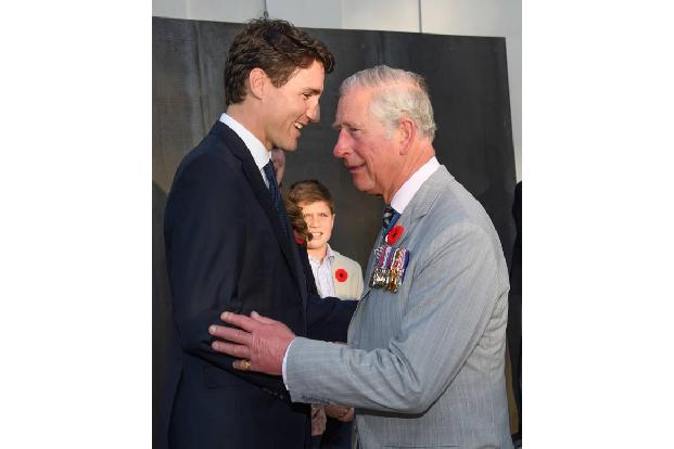 ...nah kamen sich auch Prinz Charles und Justin Trudeau - auch wenn dieser Klapps auf den Arm durchaus rein freundschaftlich...