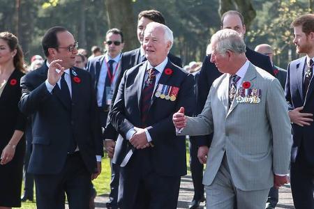 ...weiteren Verlauf des Tages schien die Rollenverteilung klar: Papa Charles gesellte sich zu den etwas älteren Herren wie H...