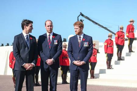...seine Söhne William und Harry lieber die Nähe zu Gleichaltrigen suchten. Aber dann rief wieder die Pflicht - und vor alle...