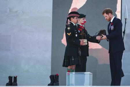 ...einer feierlichen Zeremonie wurde ihm ein symbolisches Paar Schuhe aus dem Ersten Weltkrieg überreicht, welches er gemein...