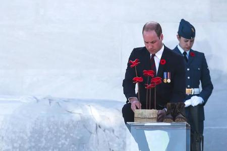 ...wie sein Bruder, der daneben noch eine Reihe von Poppys platzierte. Die roten Klatschmohnblüten gelten als Symbol in Gede...