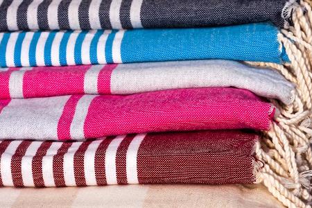 Hamam-Tücher in schönen Farben machen am See gute Laune