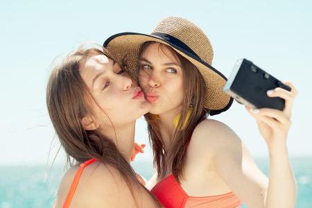 Selfies mit der Einwegkamera sind umso spannender, da man das Ergebnis nicht sofort zu Gesicht bekommt