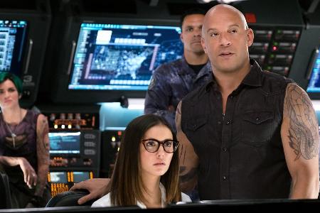 Vin Diesel (r.) mit Nina Dobrev (vorne) und Ruby Rose (l.) in 