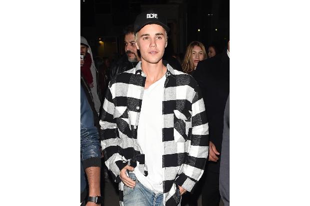 ...Mit wem? Hat sie etwa Justin Bieber geehelicht, mit dem die Blondine Anfang des Jahres zusammen war? Oder ist der Glückli...