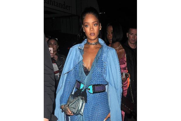 ...wurde gerade am Wochenende in Begleitung seiner On-Off-Freundin Rihanna beim Verlassen eines Londoner Nachtclubs gesichte...