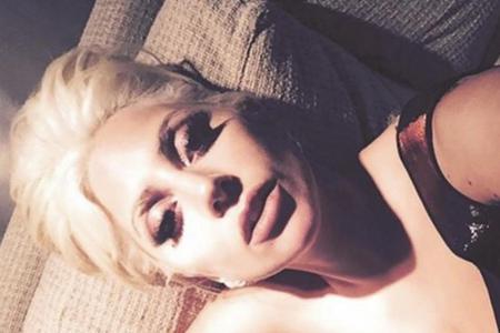 Mit Lady Gaga auf dem Sofa