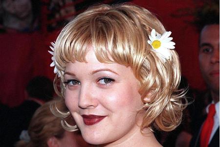 Man hätte sie fast nicht erkannt: 1998 trug Drew Barrymore diese brave Frisur. Besonderes Highlight: die Blume im Haar. Weit...