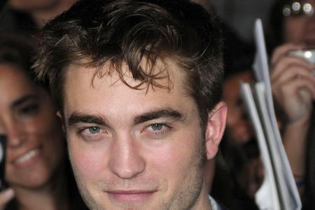 Viele lieben Robert Pattinsons Strubbel-Look. Seinen Pony hätte er sich vor diesem Red-Carpet-Auftritt vielleicht ein bissch...