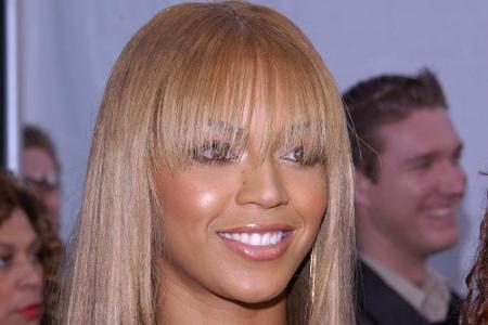 Beyoncé trug 2003 einen XXL-Pony. Ob sie mit dieser Frisur überhaupt etwas sehen konnte?