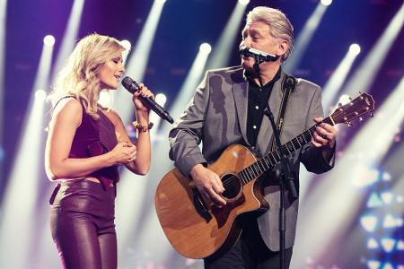 Der österreichische Sänger und Moderator Reinhard Fendrich begleitet Helene auf seiner Gitarre.