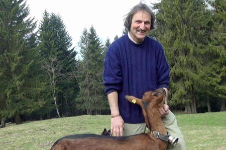 Beim charmanten Schweizer André dreht sich alles um Käse. Der 59-Jährige lebt in einer Berghütte mit 20 Ziegen, wo er in der...