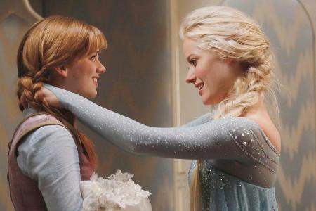 Anna (Elizabeth Lail, l.) und Elsa (Georgina Haig) in 