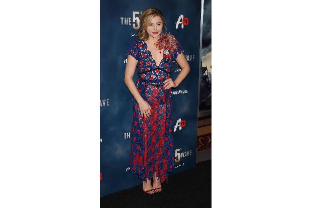 Anfang des Jahres zeigte sich Chloë Grace Moretz noch süß und romantisch in diesem rotblauen Dress. Auch...