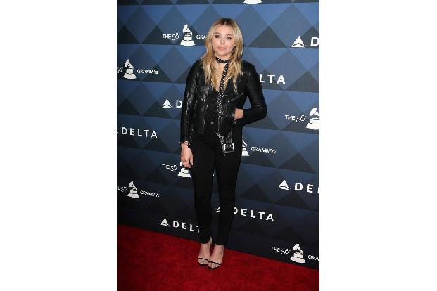 ...rockiger wurde es dann bei einem Grammy-Event - durch die Schleife um den Hals blieb Chloë aber ihrer braven Seite treu. ...