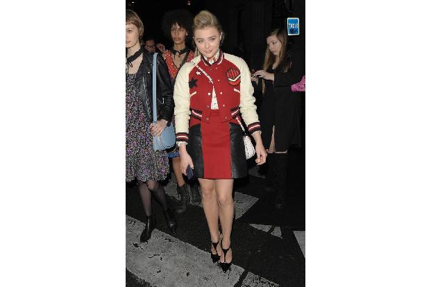 ...sportlich versuchte es Chloë, wie hier bei einer Party in Paris. Die Collegejacke passte perfekt zu dem Teenager. Deutlic...