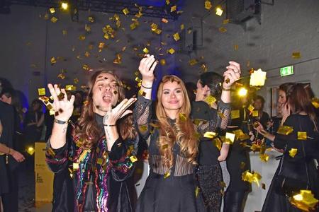 ...schließlich nicht einmal halb so viele Follower auf Instagram und keine eigene Schuhkollektion. Feiern können die beiden ...