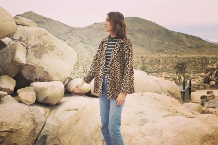 Alexa Chung ist ein echtes It-Girl - sie kombiniert Jeans mit Leo-Print