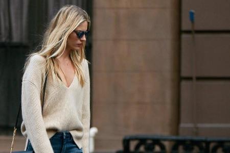 Martha Hunt liebt Spaziergänge mit ihrem Hund - und die Jeans-Pulli-Kombination