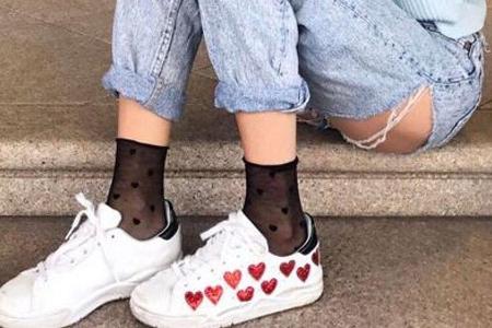 Bloggerin Chiara Ferragni stylt ihre Butt Slit Jeans lässig zu Sweater und Sneakern