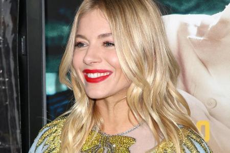 Auch Gucci entwirft Abendroben ohne Ausschnitt: Dieses Modell trug Sienna Miller bei der Premiere von 