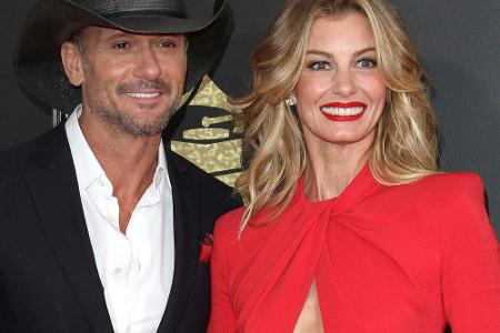 Die Country-Sängerin Faith Hill besuchte die Grammys 2017 in einem aufregenden Kleid von Zuhair Murad - hochgeschlossen und ...