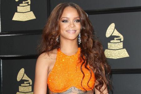 Kein Ausschnitt, aber trotzdem unglaublich sexy: Rihanna setzte bei den Grammys 2017 auf bauchfrei statt Dekolleté.