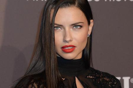 Kragen, aber trotzdem sexy: Model Adriana Lima bei der amfAR Gala in New York in einem Kleid von Zuhair Murad.