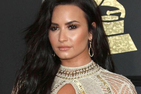 Demi Lovato trug bei den Grammys ein Kleid von Julien Macdonald: Goldene Ösen und ein auffälliger Schlüsselloch-Ausschnitt m...