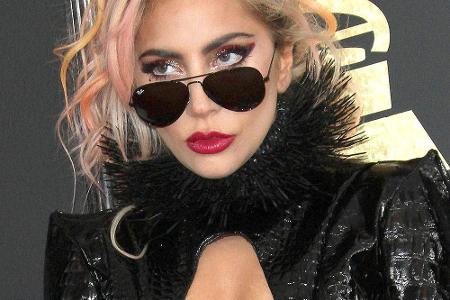 Lady Gaga hielt der hochgeschlossene Federkragen ihres Grammy-Outfits nicht davon ab, Brust zu zeigen.