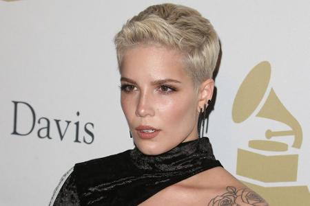 Bei der Pre-Grammy-Gala trug Sängerin Halsey einen schwarzen Samt-Jumpsuit des Streetstyle-Labels Off-White.