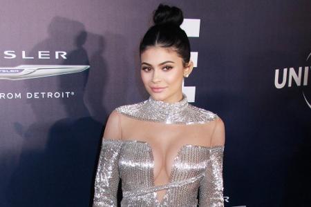 Bei den Golden Globes zeigte Kylie Jenner in einem Kleid von Labourjoisie zwar Dekolleté, aber der Kragen durfte trotzdem ni...