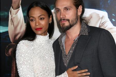 Hollywood-Star Zoe Saldana trug bei der Live by Night-Premiere dieses hochgeschlossene Kleid von J.Mendel