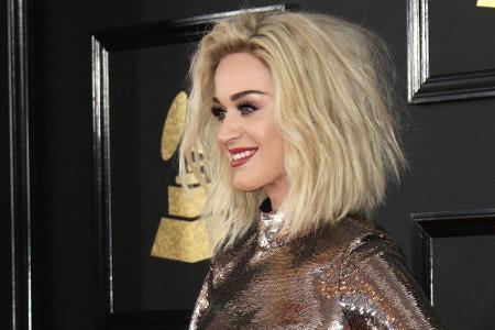 Katy Perry hatte sich bei den Grammys für ein Tom-Ford-Kleid samt Kragen und gefiedertem Rock entschieden.