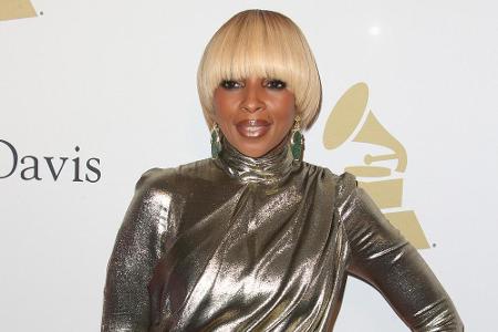 Mary J. Blige kam im goldenen Rollkragen-Minikleid zur Pre-Grammy-Gala.