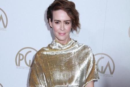 Sarah Paulson besuchte die Producers' Guild Awards 2017 in einem goldenen Samtkleid mit hochgeschlossenem Wasserfallkragen.