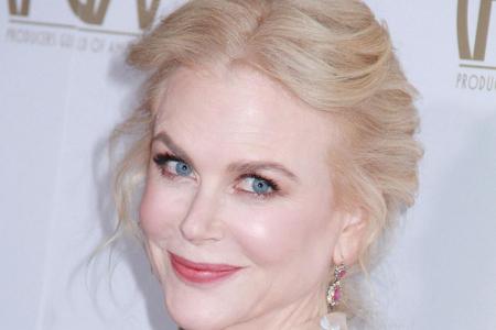 Dieses Kleid braucht kein Dekolleté: In dem glitzernden Abendkleid von Prada wirkte Nicole Kidman bei den Producers' Guild A...