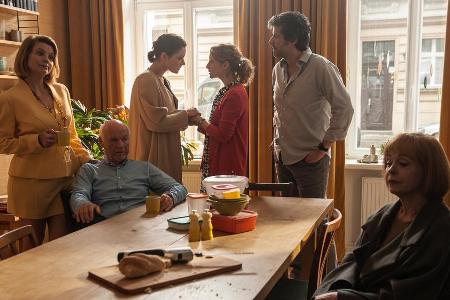 Turbulentes Familienchaos (v.l.): Heidi (Annette Frier), Eberhard (Dietrich Hollinderbäumer), Julia (Henriette Richter-Röhl)...