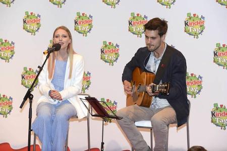 ...sie allerdings dann kurz mal alleine lassen, denn Larissa griff zum Mikro und gab ein paar Songs zum besten. Alles für di...